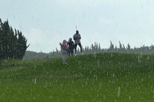 不惧风雨！詹姆斯晒最近在上海冒着大雨打高尔夫：你能忍受雨水吗