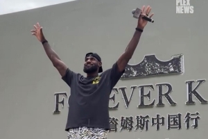 外媒晒詹姆斯冒雨与球迷互动：大雨也无法阻止全城出动欢迎詹姆斯