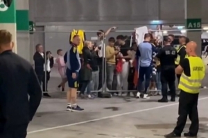 超开心！球迷赛后获得约克雷斯签名兴奋欢呼