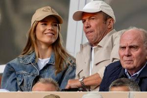 真不害臊🙊64岁马特乌斯当着拜仁董事的面，与26岁模特谈情说爱