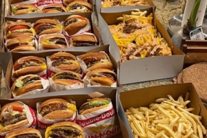 😂放飞自我了？林书豪社媒晒出一大桌子高热量美食