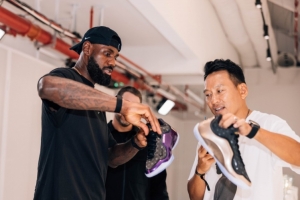 詹姆斯：我和家人互相激励 能通过球鞋讲述家庭故事令我无比满足