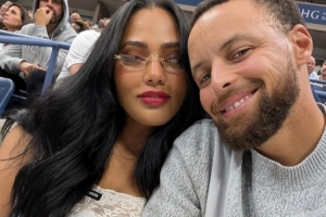 现场撒糖！库里晒与妻子阿耶莎美网观赛照 库爹也出镜！