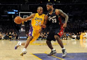 霍华德谈詹科：综合来说詹姆斯更出色 但关键时刻我会把球给科比