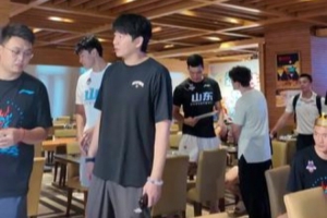 生日当天首秀！山东男篮将帅为陈林坚庆祝32岁生日