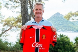 史蒂夫-科尔造访西甲马洛卡足球俱乐部 获赠25号球衣