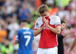 伤没好透？厄德高第2轮就因右肩受伤被换下，此后仍出战了3场比赛