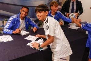 六台：场上场下都是榜样！阿诺德和赫伊森与小球迷们签名合影