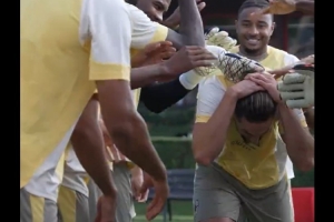 米兰官方晒视频，新援拉比奥特接受全队拍打欢迎