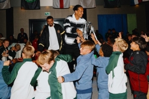 范迪克推出的青训赛事正式开启，社媒晒与奖杯合照