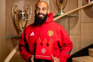 出战4场打进2球！姆伯莫领取曼联8月最佳球员奖杯