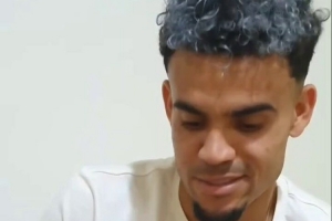 爱不释手！迪亚斯获赠PS5手柄，背面印有若塔的名字