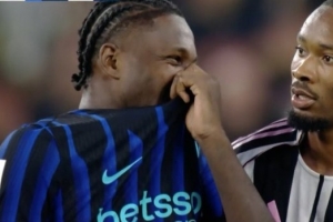 米体：图拉姆在国米被绝杀后疑似和弟弟聊天窃笑，引国米球迷不满