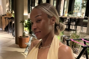 詹姆斯晒妻子照片庆祝结婚纪念日：纪念日快乐 我爱你！