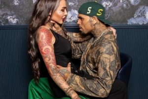 妻子：我能坐歌手克里斯-布朗腿上拍些热辣照吗？大将军：没问题