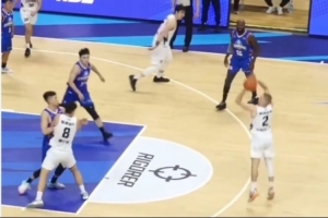 挺身而出！香港金牛厄特尔各种破联防 贡献15分3板5助2断！