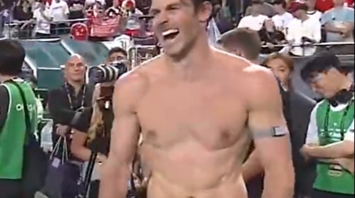 大圣归来🤩36岁贝尔退役2年多参加传奇赛 赛后脱衣秀身材赢麻了