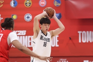 拓媒：杨瀚森传球能力很强 具备成为球队组织核心的潜力