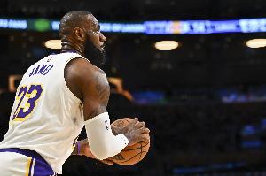 詹姆斯没标志性动作？查尔莫斯：他标志性动作是三分线外突施冷箭