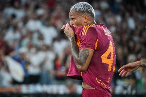 记者：罗马边卫新援韦斯利因肠胃问题缺席今日训练