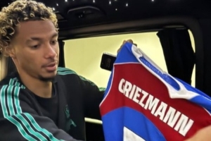 法国老乡！埃基蒂克更新社媒，晒出格列兹曼的球衣