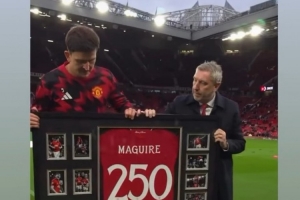 马奎尔领取曼联250场纪念球衣，B费社媒祝贺：重大成就🙌