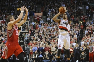 利拉德谈0.9秒绝杀火箭：原战术是给阿德空接 但老莫鼓励我接球