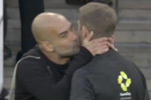 三分快要落袋！瓜迪奥拉场边和裁判交流，还亲了一口脸颊