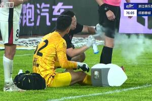 🤣强度太高！主裁大腿抽筋，让蓉城队医进场时也给自己喷点喷雾