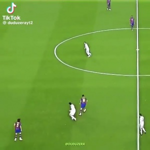 布斯克茨转身，巴萨由守转攻