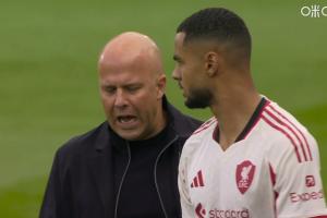 内切男来了！加克波下半场替换布拉德利，索博打右后卫