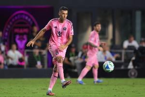 法尔肯：布斯克茨是一位沉默的领袖，他是历史最佳“5号”球员