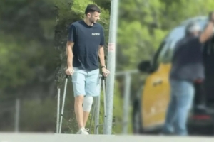 刚接受膝盖手术！霍安-加西亚被拍到拄拐现身巴萨基地