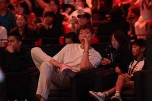 周琦与陈盈骏现身首钢园观战王楚钦比赛 儿子糊糊也在~