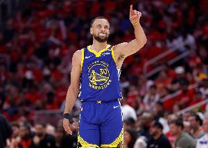 挥洒自如！库里半场7中5得14分1板2助 三分5中3&得分全队最高