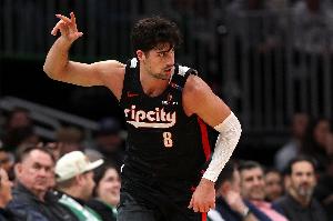 表现不错！阿夫迪亚9中4&三分5中2拿到14分 另有8板3助1帽