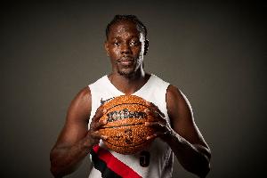 串联球队！朱-霍勒迪半场送出7助&另拿到4分3板 正负值+17！