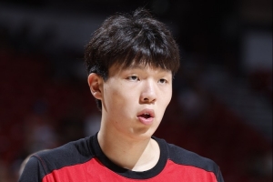 媒体人：开拓者没有给杨瀚森上线发牌的权限 小杨多做些挡拆快下