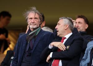 记者：曼联发出第一份球迷调查问卷，询问球迷对新球场的意见