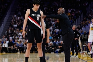 比卢普斯：杨瀚森今天打得舒服多了 他非常努力为他感到非常骄傲