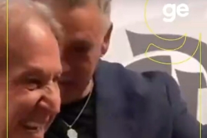 传奇🤝传奇！济科和巴乔在巴西vs意大利传奇赛前见面拥抱