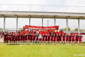 海港新闻官晒球队全家福：穆斯卡特C位，6外援在列