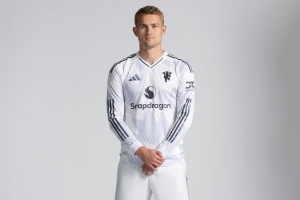 官方：曼联客战利物浦将穿白色客场球衣，是本赛季首次