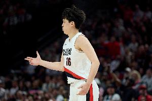 和库里对飚三分！杨瀚森三节7中3&三分3中1 7分6板1助 1失误2犯规