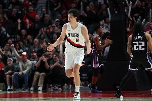 媒体人：杨瀚森逐渐找到适合自己的节奏 看高球商的人打球是享受