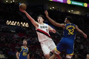 杨瀚森再战勇士仅1个掩护犯规 上场4失误6犯规&多次被吹掩护犯规