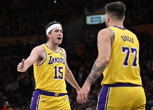 里夫斯：东契奇今早希望我砍60分 最后上罚球线破50分时有些紧张