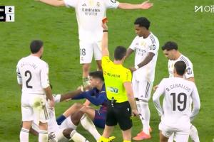 佩德里生涯首红！佩德里趟球过大吃到第2黄 此前拉拽维尼修斯染黄