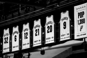 没有举办公开仪式！波波维奇退役旗帜已悄悄悬挂在马刺主场上空