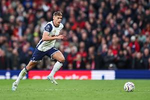 后卫为热刺英超单场双响，范德芬是2013年维尔通亨后首人